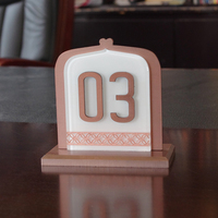 Support de dessus de table de magasin de restaurant une forme Double côtés Logo présentoir numéros de table acrylique signe réservé de EZD Design