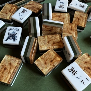Jeu de Mahjong Américain avec des tuiles en acrylique à quatre couches et à blocs de couleur, finition bois de cèdre, fabriqué à la main pour le divertissement décontracté - Product Image 1