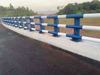 Barandillas de carretera elevadas de acero de aleación de aluminio Barreras de protección de seguridad de control de multitudes para aislamiento de puentes de Ribera