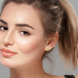 2025 नई ट्रेंडी ताजा मीठे सोने के दिल के आकार के स्टड इयररिंग्स फैशन गहने - Product Image 3