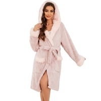 Peignoir court en polaire doux et chaud pour femme, à motif léopard, avec capuche et col châle, style spa luxueux et mignon, idéal comme vêtement de nuit.