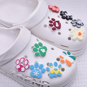 थोक प्यारा पालतू पालतू कुत्ता पाव जूते आकर्षण प्रचार उपहार स्मृति चिन्ह पशु जूते सजावट pvc कुत्ते प्रिंट रबर प्लग जूते आकर्षण - Product Image 4