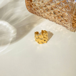 스테인레스 스틸 해머 컷 불규칙한 와이드 오픈 링 18k 골드 도금 럭셔리 링 남성용 - Product Image 2