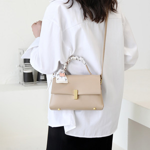 Sacs à main en cuir PU pour femmes, sacs à bandoulière de luxe de créateur avec foulard, vente en gros - Product Image 4