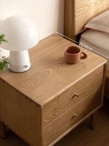 طاولة سرير عصرية من خشب الدردار الصلب بتصميم اسكندنافي بسيط مع درجين للتخزين في غرفة النوم وغرفة المعيشة - Product Image 3