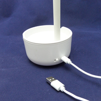 Lampe de bureau LED sans fil moderne avec commande tactile et angle de lumière réglable, alimentée par batterie rechargeable