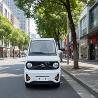 Camion utilitaire électrique blanc robuste et durable, type fourgon à quatre roues, pour la livraison express du dernier kilomètre