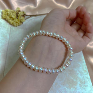 महिलाओं के लिए सरल लोचदार धागा जकड़न ताजा पानी मोती कंगन - Product Image 3