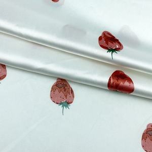 Sukun Strawberry Printed 3% Spandex 97% Poliéster Tela de satén de seda para niños Pijamas - Product Image 3