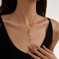 Collier Prénom Sportif en Acier Inoxydable Plaqué Or 18K avec Pendentif Cœur en Résine Fleur de Naissance de Décembre et Chaîne en Bambou - Cadeau, Faible Minimum de Commande