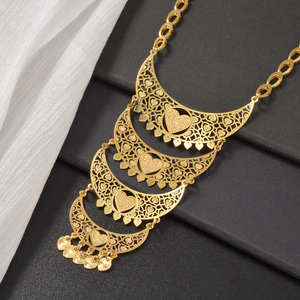 Collares largos de moda bohemios con borlas de metal pulido antideslustre, corazón, luna creciente hueca de filigrana y detalles en oro de 18k. - Product Image 5