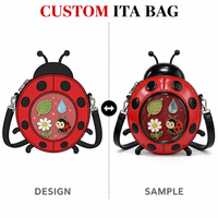 Sac Ita personnalisé Coccinelle avec bandoulière réglable, fermoir mousqueton argenté, anneau en D, fermeture éclair, finition brillante et doublure premium