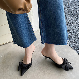 Mules élégantes pour femmes à talons fins et bas, noires et rouge rosé, à bout pointu avec grand nœud, idéales pour l'été et la plage - Product Image 2