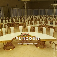 Meubles d'hôtel en demi-lune en forme de S modernes et luxueux Table de fête en verre transparent pour manger des événements de banquet de restaurant en plein air