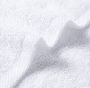 Serviette de bain d'hôtel blanche absorbante de haute qualité, 100% coton, avec logo de la marque Pure Set - Product Image 2