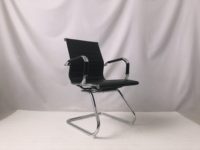 Chaise de bureau exécutive ergonomique moderne noire en cuir PU pour la maison, le bureau et l'atelier avec base chromée