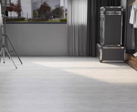 Revêtement de sol en vinyle SPC au design moderne, imperméable, antidérapant, à lattes étroites, couleur naturelle, style unique, installation par clic