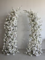 Arche de fleurs de mariage, fond décoratif, roses artificielles blanches, piliers floraux, centre de table en cascade pour la cérémonie, décoration de photomaton