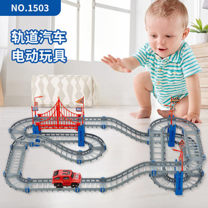 Ensemble de train électrique et de voitures sur rail, 82 pièces, pour enfants de 4 à 7 ans, jouet d'assemblage en plastique à monter soi-même, avec pont et drapeaux - Product Image 3