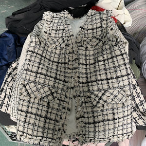 Jaquetas Tweed Femininas de Marca Usadas por Atacado, Blazeres e Casacos Estilo Chanel de Segunda Mão para Senhora, Roupas Usadas em Fardos - Product Image 4
