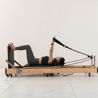 Reformer de Pilates pliable portable avec cadre en bois de chêne, gain de place, barre de repose-pieds réglable, planche de saut pour la maison, le studio et la salle de sport
