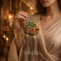 Édition limitée : Bijou ovale en soie brodé à la main, orné de fils dorés épais, pièce unique de broderie artisanale