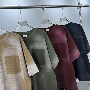 เสื้อยืดแขนสั้นผู้ชาย ผ้าโพลีเอสเตอร์/คอตตอน ทอลายวาฟเฟิล ทรงวินเทจ ขอบดิบ ไม่ผ่านการซัก - Product Image 2