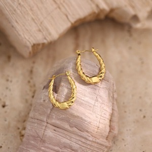 Boucles d'oreilles Huggie Minimalistes Vintage en Acier Inoxydable Texturé, Formes Multiples (Cœur, Étoile, Éventail, C) Anti-allergie, Élégantes pour Femmes de Bureau - Product Image 4
