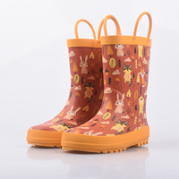 Bottes de pluie pour enfants de couleur rouge-orange avec des imprimés d'animaux, imperméables et dotées d'une boucle de transport