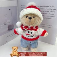 Pendentif en peluche ours en peluche mignon de Noël, mini-ours avec bonnet tricoté, écharpe, pull à bonbons et jean en denim