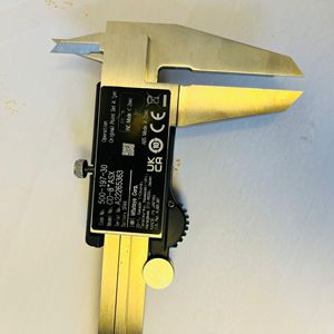 Mitutoyo 500-196-30/500-197-30/500-193-30 Calibre absolu métrique/pouces, plage 0-150/200/300 mm, 0-6/8/12 pouces - Product Image 3