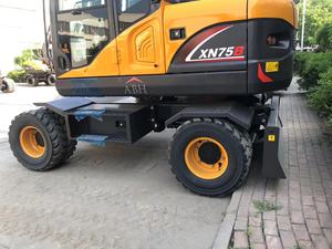 Excavatrice sur pneus XINIU 6 tonnes XN75B Rhinoceros avec pièces de rechange et marteau hydraulique - Product Image 5