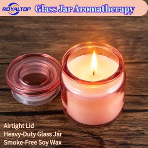 Petite bougie parfumée <span class=keywords><strong>en</strong></span> cire de soja avec arômes de <span class=keywords><strong>jasmin</strong></span>, rose, vanille, bergamote, figue, lavande, citron, fraise de printemps et romarin dans un petit pot <span class=keywords><strong>en</strong></span> verre - Product Image 2