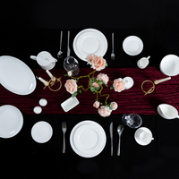Service de vaisselle en porcelaine fine personnalisé P&T Wholesale, style minimaliste, blanc, pour restaurant et hôtel.