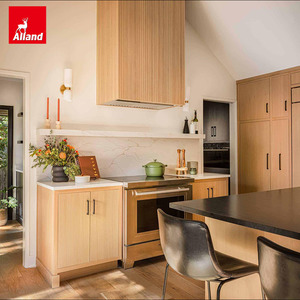 Armoire de cuisine en bois de chêne <span class=keywords><strong>clair</strong></span>, style moderne et luxueux, avec plan de travail noir, intégrée dans la crédence, pour ustensiles, par Allandgroup - Product Image 2