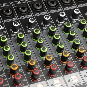 Mixer Desain Baru, Mixer Audio 8 Saluran, Mixer Bertenaga Profesional, Amplifier Daya 8 Saluran, dengan 2 Mikrofon Nirkabel dengan Kotak Cangkang