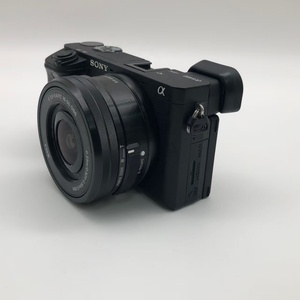 กล้องมิเรอร์เลส <span class=keywords><strong>Sony</strong></span> A6400 <span class=keywords><strong>Alpha</strong></span> 6400 พร้อมเลนส์ 16-50 มม. PZ ความละเอียด 24.2MP 4K HDR ระบบโฟกัสอัตโนมัติเร็ว 0.02 วินาที ระบบโฟกัสอัตโนมัติแบบติดตามดวงตาแบบเรียลไทม์ สำหรับถ่ายวิดีโอ Vlog ขายส่งจำนวนมาก - Product Image 2