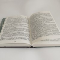 Impression de livre à couverture rigide à l'intérieur du texte avec du papier de couleur blanc crème Impression en noir et blanc
