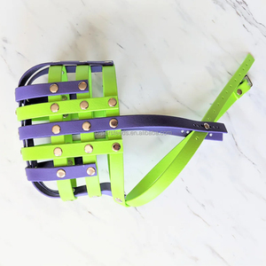 Bozal de entrenamiento para perros con cesta de arcoíris ajustable, seguro y cómodo en tamaños extragrandes a extragrandes, hecho de plástico duradero - Product Image 3