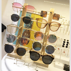 Présentoir en bois personnalisé pour 6 paires de lunettes de soleil, idéal pour les magasins d'optique - Product Image 1