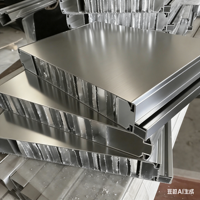 Apparence haut de gamme, métallique et luxueuse, cloison en nid d'abeille en aluminium de 25 mm d'épaisseur pour toilettes publiques, avec charnières dissimulées