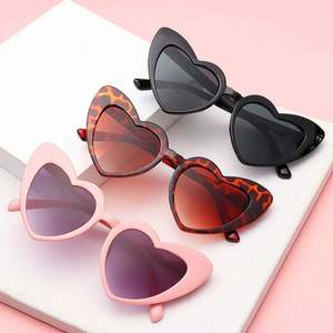 Lunettes de soleil polygonales colorées personnalisées avec logo, grande monture vintage en forme de cœur pour femmes, vente en gros - Product Image 2