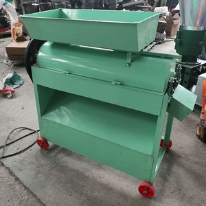 Machine à décortiquer les noix pour le traitement des pistaches, noix et macadamias, équipée d'un moteur et de roues rouges - Product Image 4