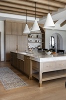 Meubles de cuisine modernes CBMmart pour appartement, design en bois massif laqué, structure en MDF, incluant évier, charnières, robinet, glissières de tiroir et pieds de meuble.