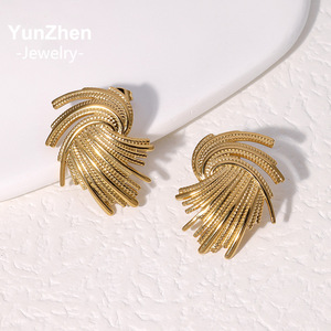 Boucles d'oreilles clous de <span class=keywords><strong>luxe</strong></span> vintage d'<span class=keywords><strong>occasion</strong></span> en acier inoxydable, résistantes à l'eau et inaltérables, au design irrégulier et tressé, en titane haut de gamme - Product Image 1