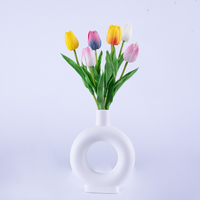 Fleur de tulipe artificielle élégante faite à la main avec pot en céramique pour la décoration de la maison, de mariage, de Noël, de remise de diplôme et de la fête des mères