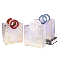 Boîte d'emballage cadeau en PP transparent givré avec estampage à chaud à motif floral et poignée ronde en cuir, vente en gros
