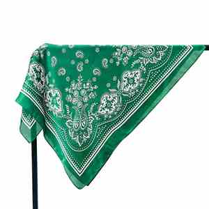 Écharpe en soie avec impression personnalisée, idéale pour les boutiques recherchant des designs exclusifs avec des options de marque privée - Product Image 6