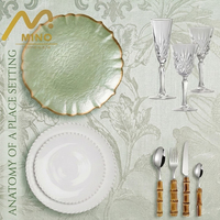 Assiette de Présentation en Verre Vert Sauge Bord Ondulé 13 Pouces pour Location Mariage Texture Gaufrée Artisanale Assiette de Dîner Décoration de Table Événementielle