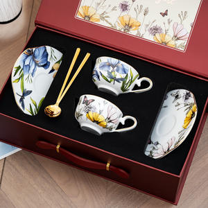 Ensemble de tasses à café réutilisables en porcelaine fine française de luxe avec des iris floraux pour cadeaux d'anniversaire - Product Image 3